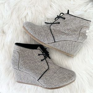 New TOMS Desert Wedge Lace Up Ankle Boots Gray Metallic tweed size 9.5w